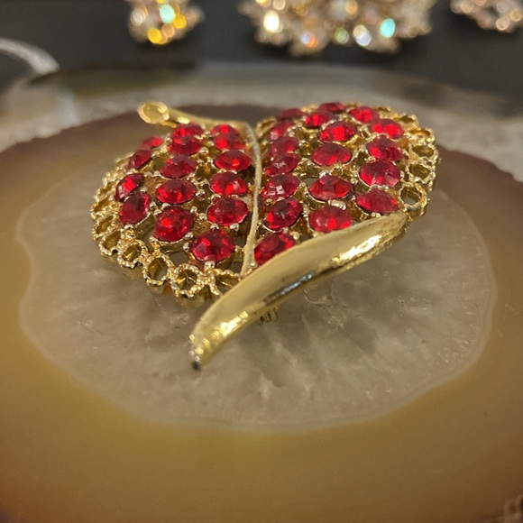 Vintage gold & red glass brooch.  Final !  2.25" x 2" - Picture 3 of 11